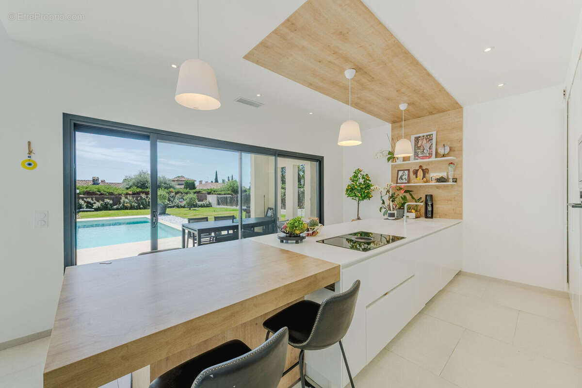 Résidentiel belle villa d'architecte offrant 235 m² , jardin avec piscine, St Raphael les Plaines - photo 6