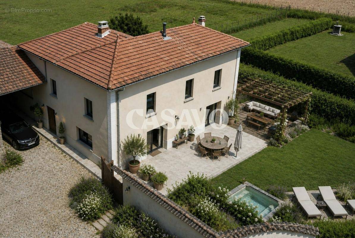 Maison à EYZIN-PINET