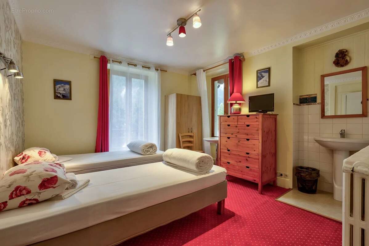 CHAMONIX - Grand chalet avec 9 chambres et beaucoup de potentiel - photo 12