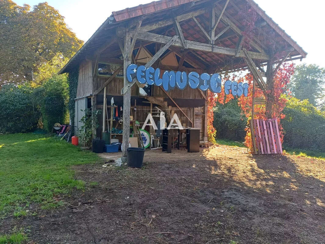 Maison à LES ADJOTS