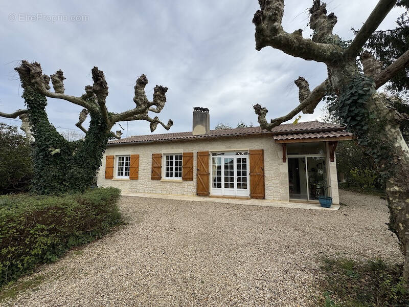 Maison à LES PEINTURES