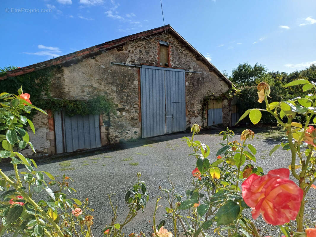 Maison à LA CHAIZE-LE-VICOMTE