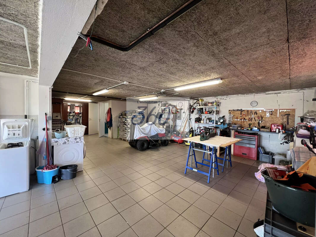 Maison rénovée avec fort potentiel avec terrasse, grand terrain et dépendances. - photo 20