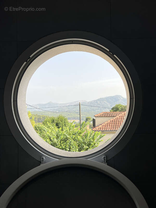 Aux portes d'Aubagne, VILLA CONTEMPORAINE; 300m2 env avec PISCINE sur terrain de 700m2, au CALME absolu, avec - photo 12