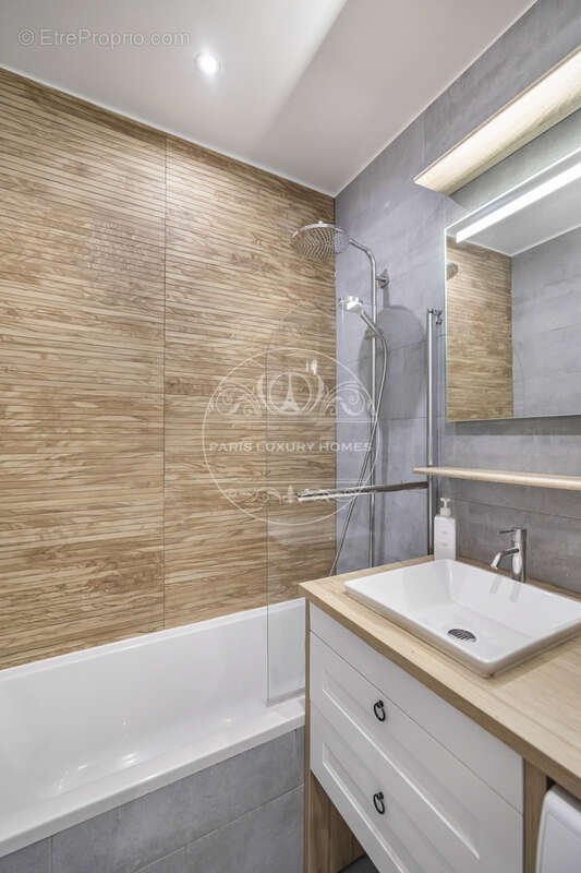 Appartement à PARIS-1E