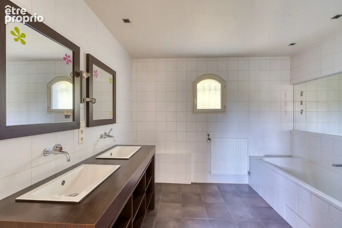 Proche commodités et calme pour cette maison climatisée avec piscine et s-sol complet - photo 11