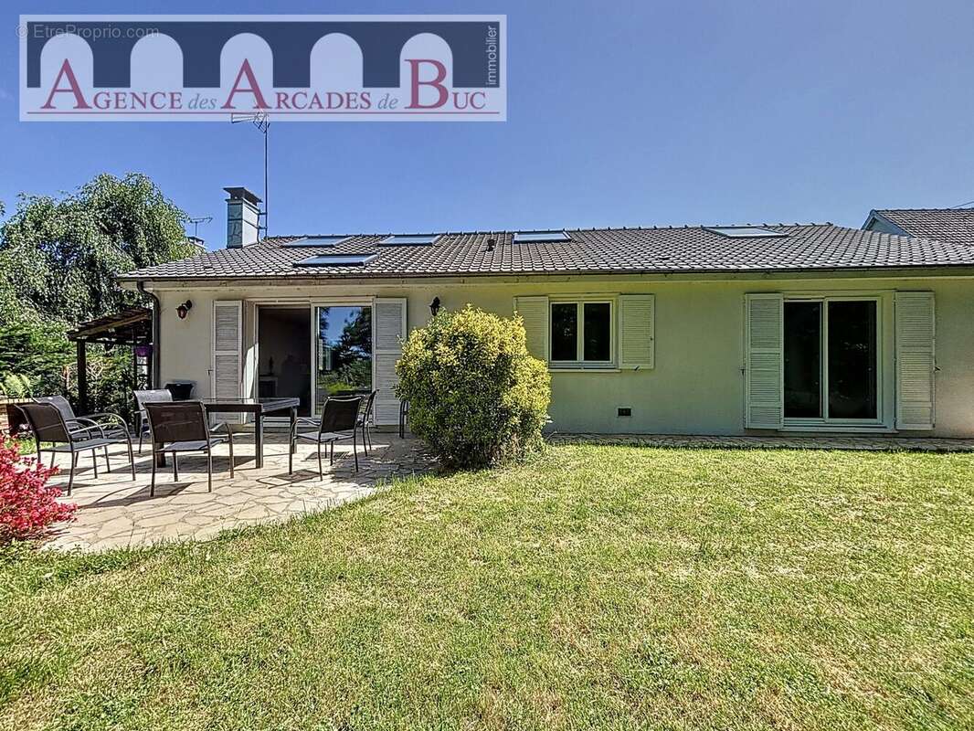 Façade jardin. - Maison à BUC