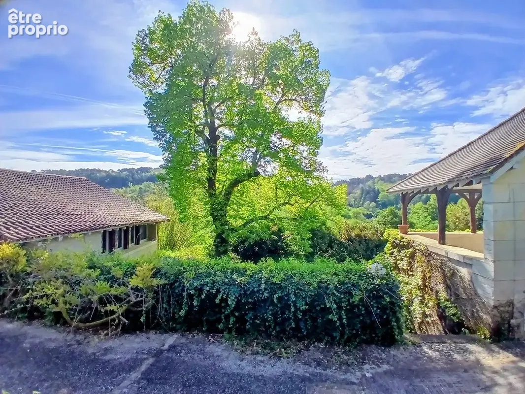 Belle propriété à rénover, comprenant un logement d'amis et offrant une vue sur un vallon boisé. - photo 9