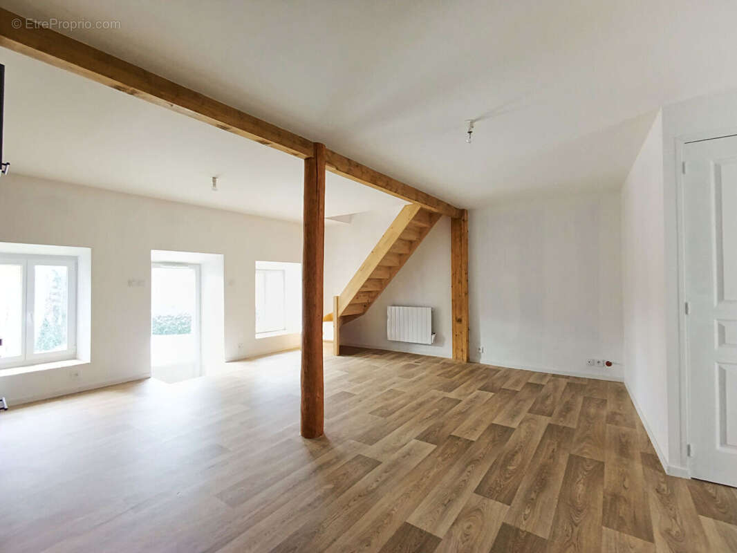 Autre à SAINT-PIERRE-DU-CHAMP