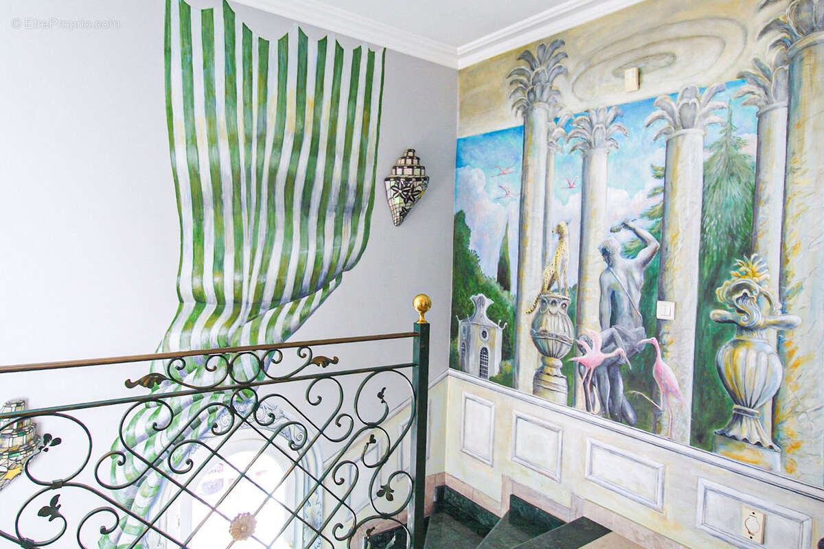 Villa de prestige aux prestations exceptionnelles   250 m2 habitables sur 2 750 m2 de terrain - photo 12