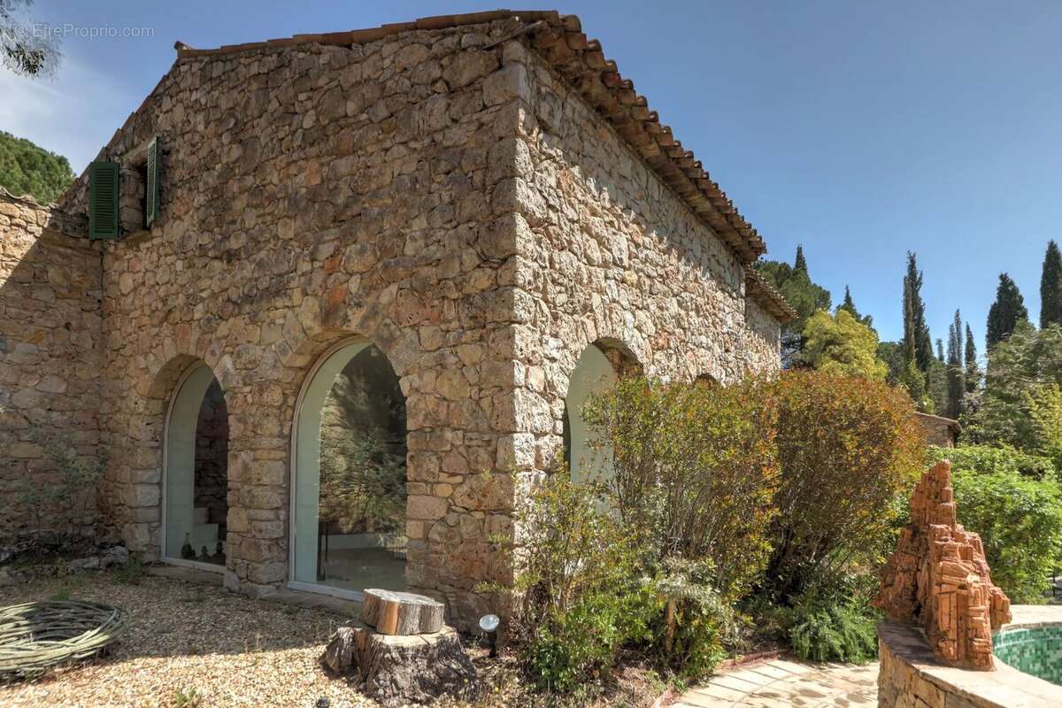 Maison à BAGNOLS-EN-FORET