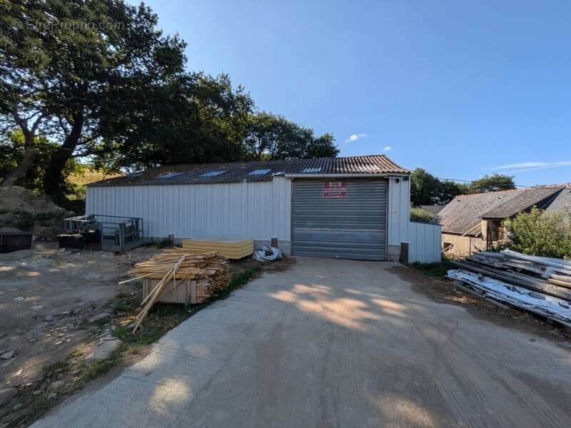 Séglien en campagne longère en pierre rénovée avec vie de plain pied de 243m², garage, atelier et dépendance parcelle de 7125m² - photo 21