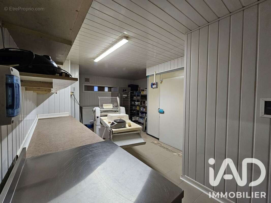 Commerce 157 m² à Riom  - photo 4