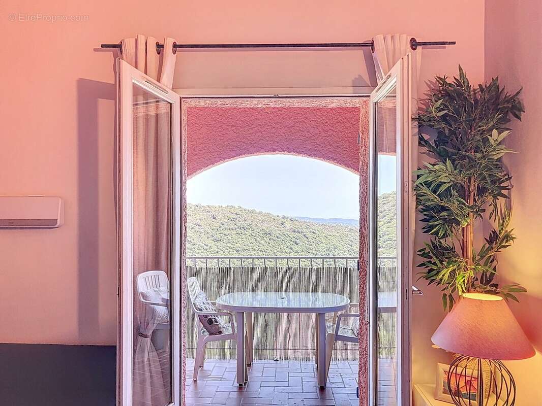 Studio vue mer sur les hauteurs de Cavalaire - photo 9