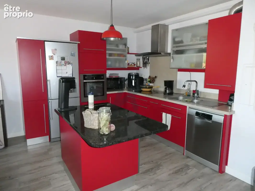 Très bel appartement dernier étage avec balcon, vue dominte et garage. - photo 9