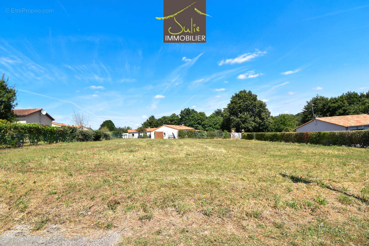 Terrain à MONTRAVERS