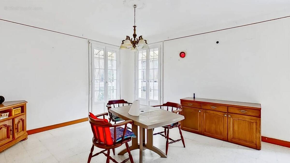 Maison à SAINT-LAURENT-DE-LA-SALANQUE