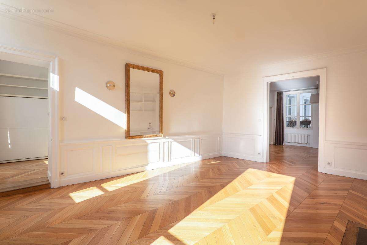 Appartement à PARIS-1E