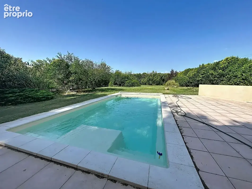 Orange Est - Mas provençal 275m², terrain avec piscine et grand hangar de 130m² - photo 2