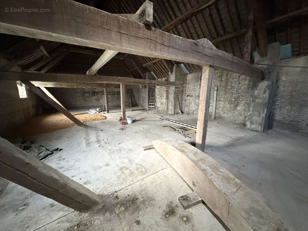 Parking à BRAY-SUR-SOMME