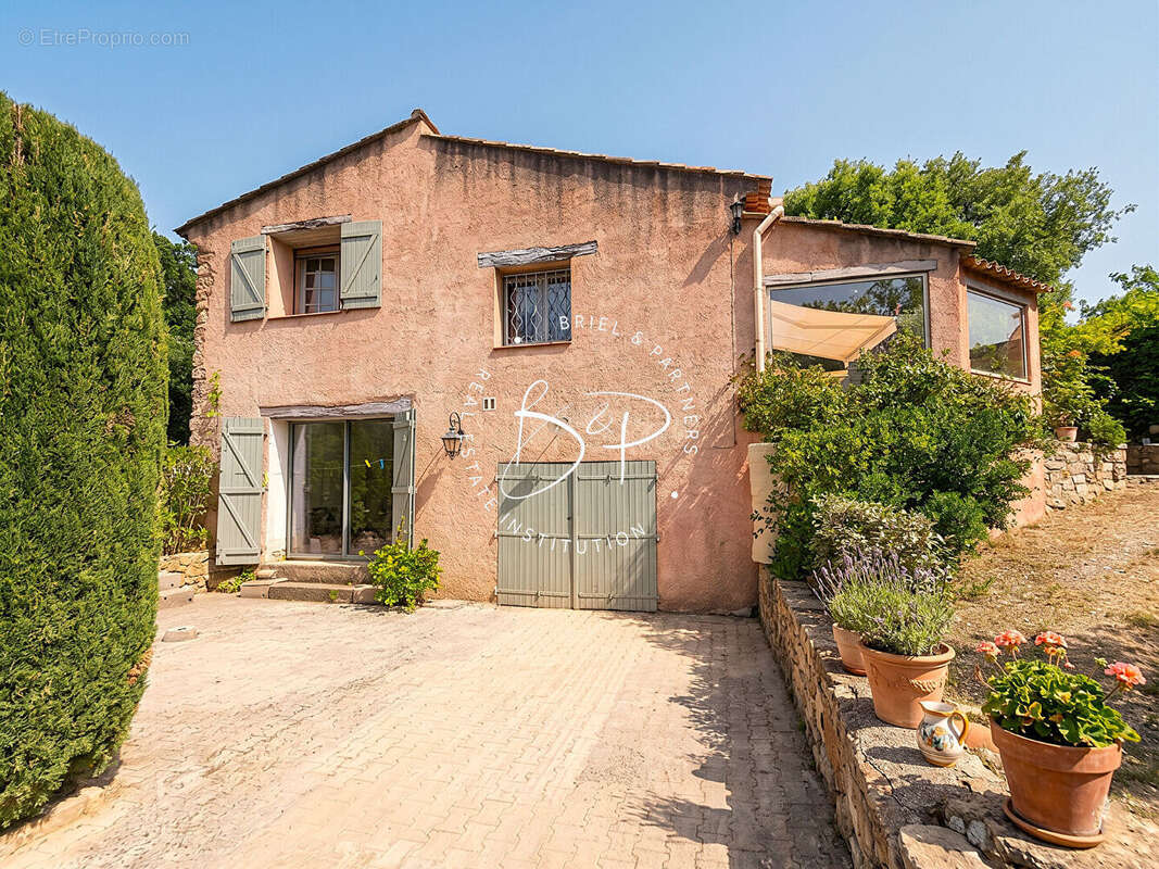 Proche Lorgues, Maison de hameau pleine d'âme avec vue imprenable sur les vignes - photo 6