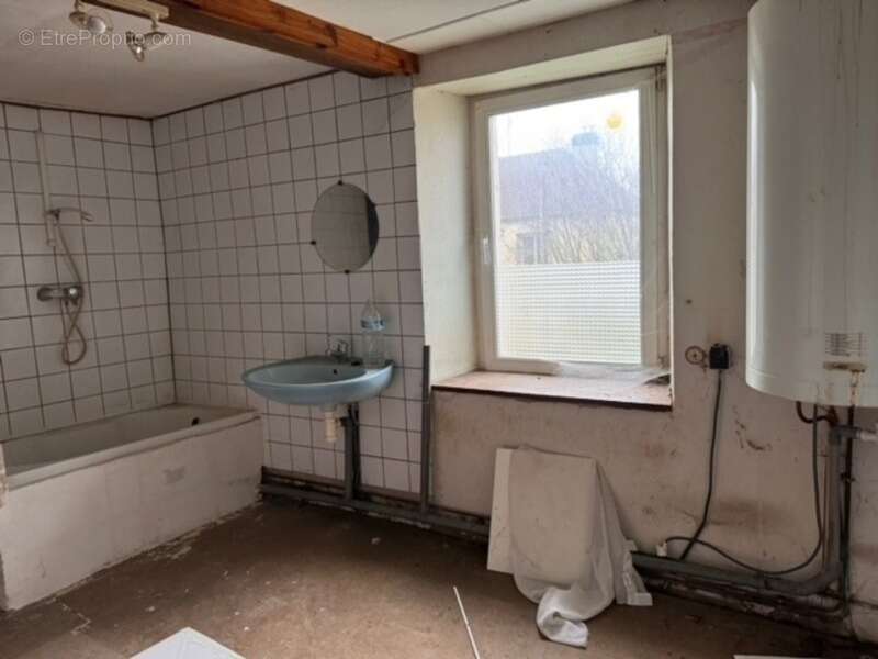 A vendre en exclusivité, proche de la Belgique et du Luxembourg, une maison de village à rénover de 67 m² habitables ! Située  d - photo 3