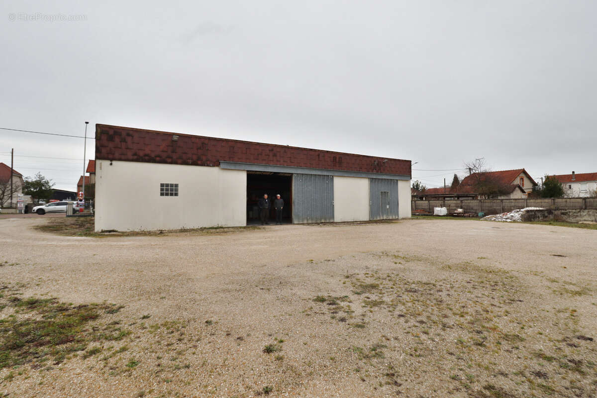 Commerce à PONT-SAINTE-MARIE