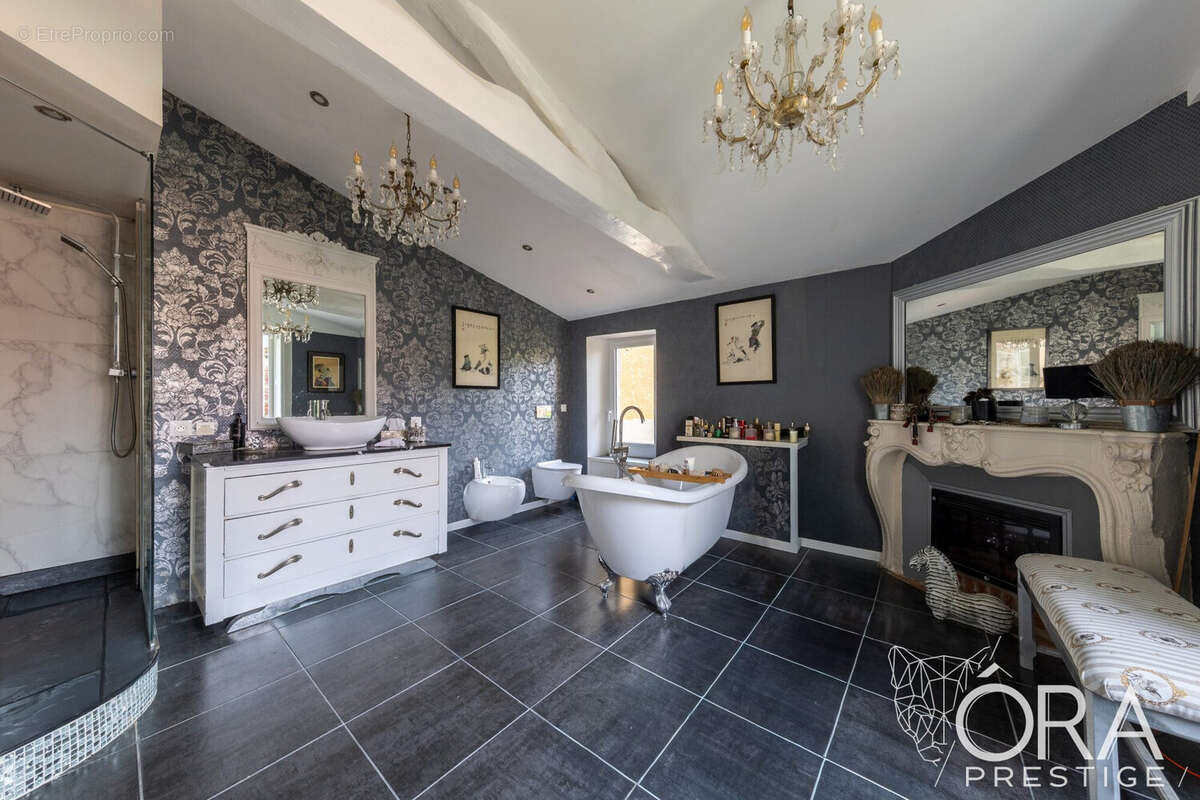 Salle de bains au 1er étage - Maison à SAINT-JEAN-D&#039;ANGELY