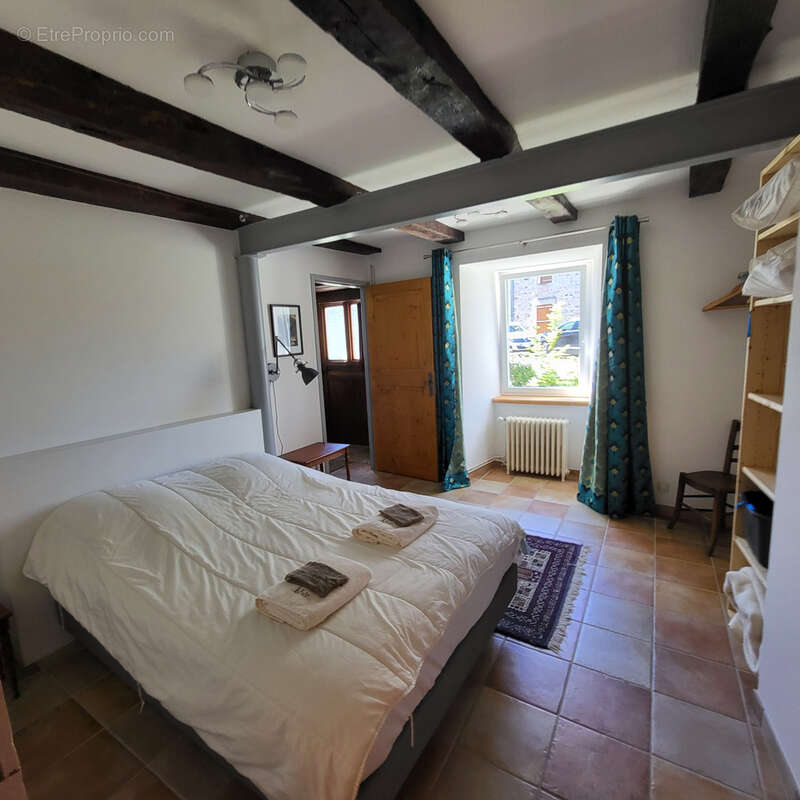 Maison en pierres mitoyenne d'un côté. - photo 8