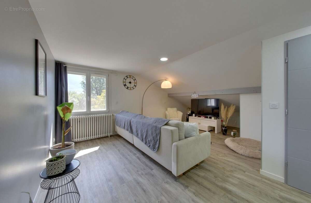 Maison 227 m² à Fontanil-Cornillon  - photo 8