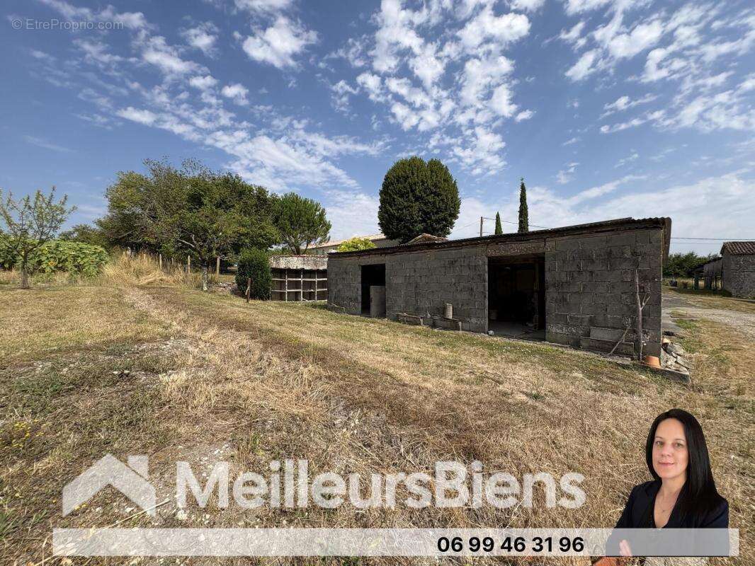Sousmoulins 17130 : 750 m² de bâtiments sur terrain de 3522 m² - photo 13