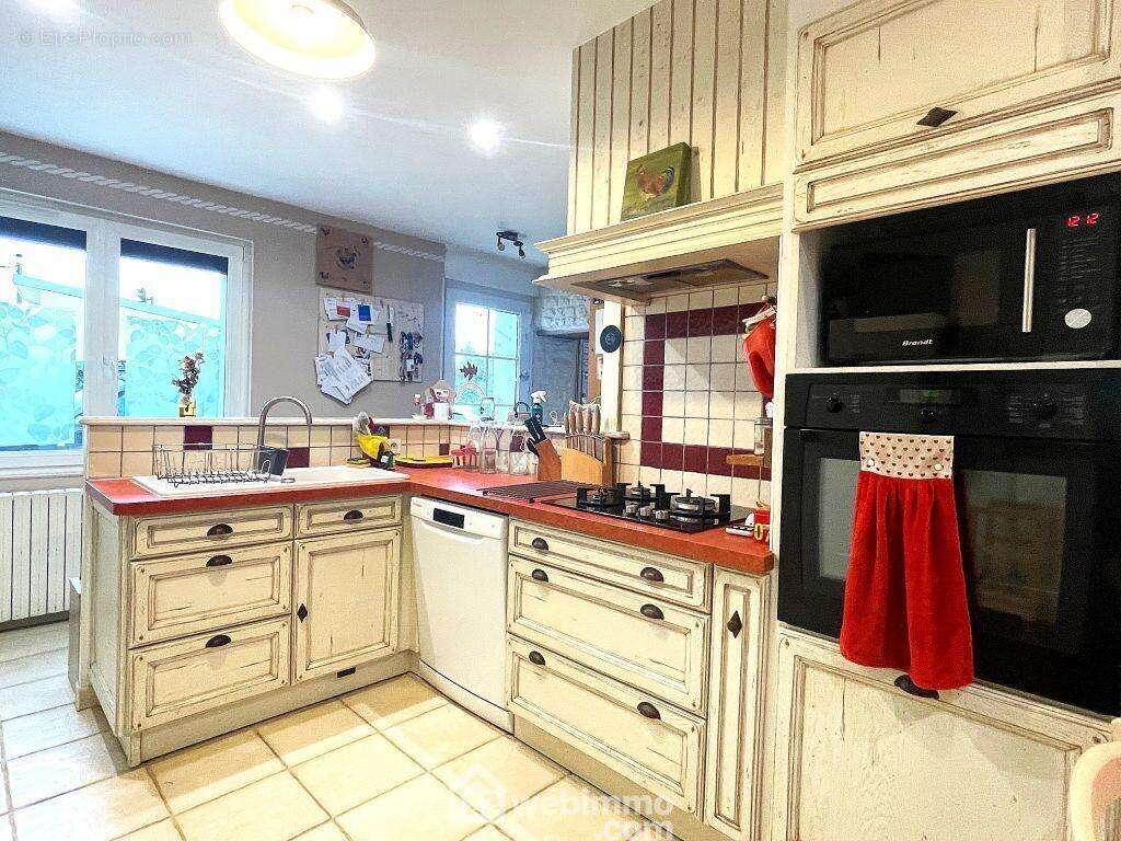 Entrée par la cuisine équipée, - Maison à NAINTRE