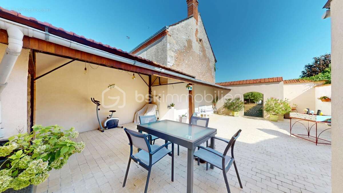 Maison rénovée + parcelle avec double garage - photo 3