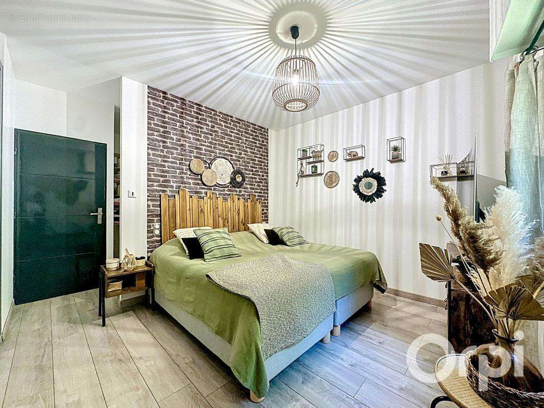 Maison à LA ROQUETTE-SUR-VAR