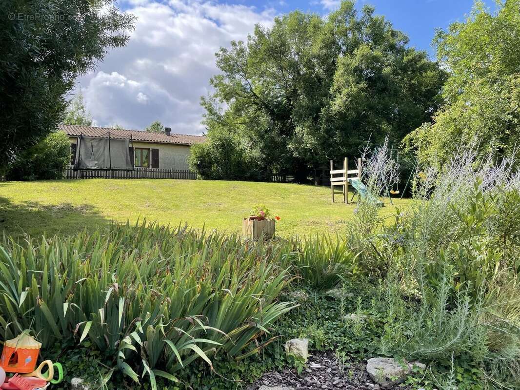 Maison à SAINT-PIERRE-DE-JUILLERS