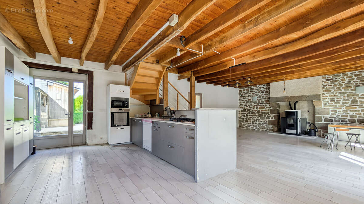 Maison à SAINT-LEGER-DES-PRES