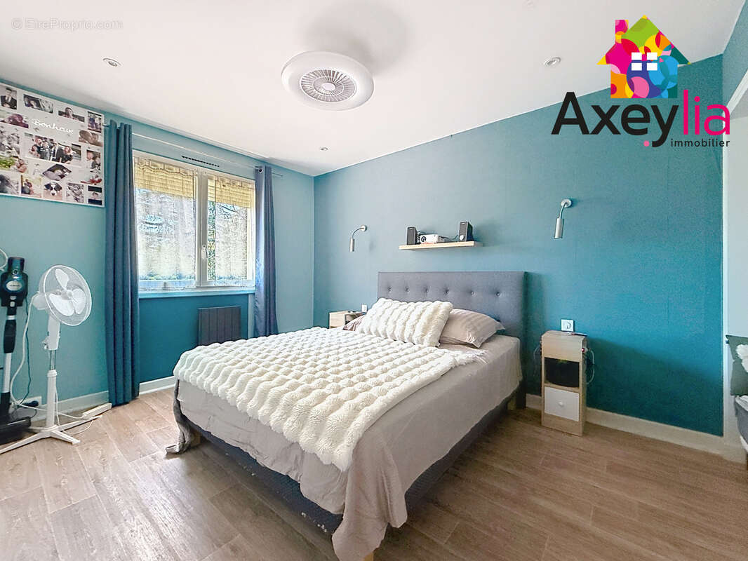 A vendre - riorges - propriété avec grande maison d'habitation, appartement indépendant, terrain et piscine - photo 8