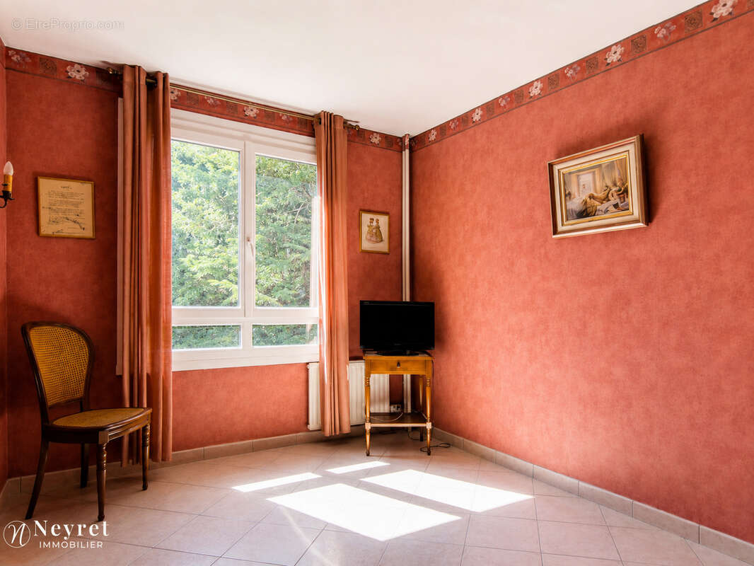 Appartement T5 en très bon état avec balcon, loggia et vue dégagée - photo 9