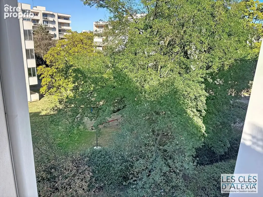 T3 - saint-priest - traversant avec balcon et places de parking - photo 5