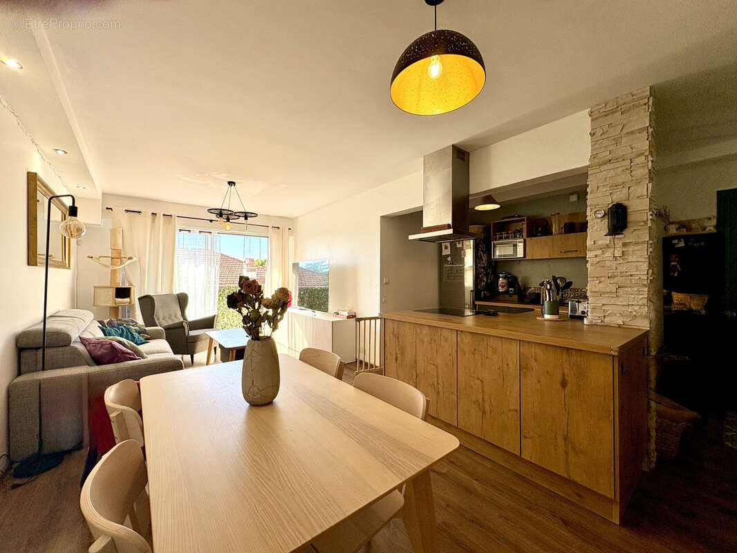 Appartement à SAINT-LAURENT-DU-VAR
