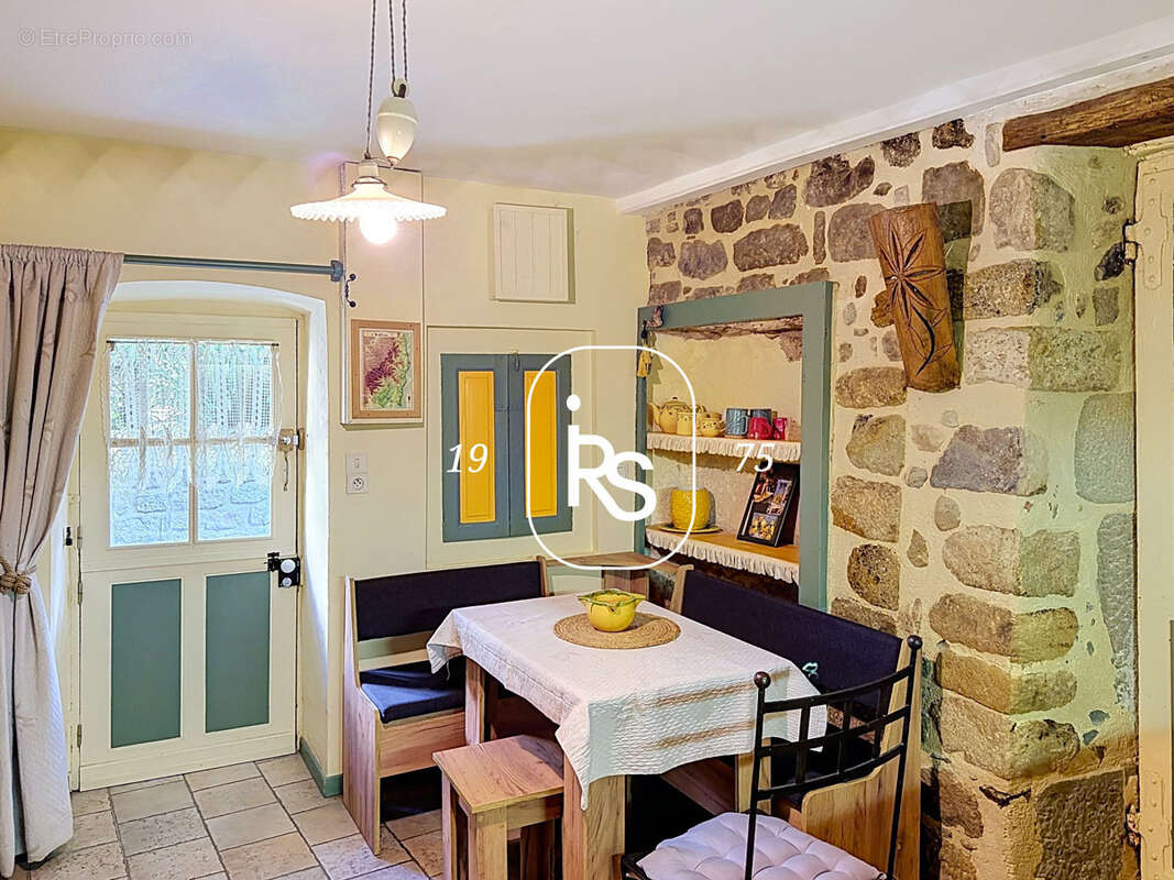 Au coeur d'un village historique, une maison de village en pierre de 73 m2 habitables avec un balcon - photo 7