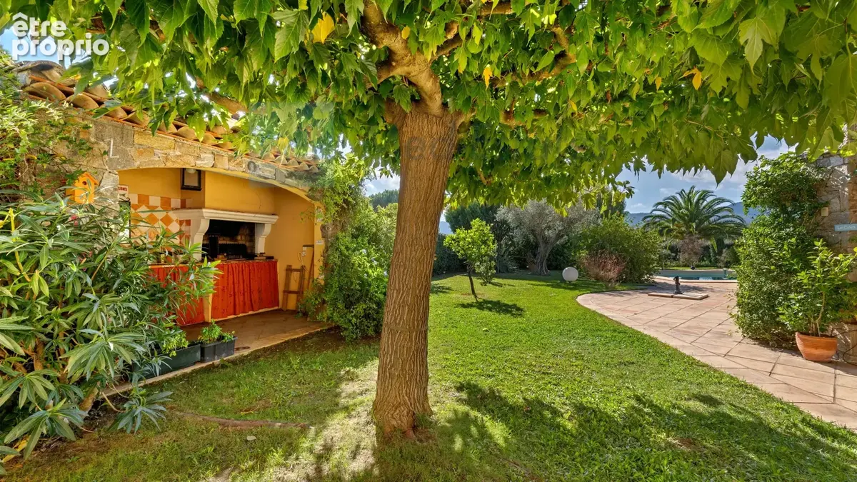 Splendide propriété provençale avec vue panoramique sur le Massif des Maures, sur un terrain plat de 3 000 m² - photo 27
