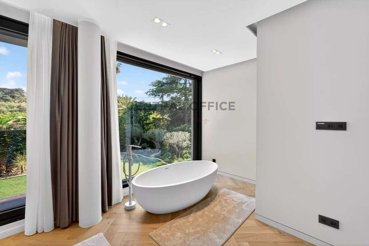CAP D'ANTIBES- versant Ouest, villa contemporaine neuve d’exception dans un domaine privé - photo 12