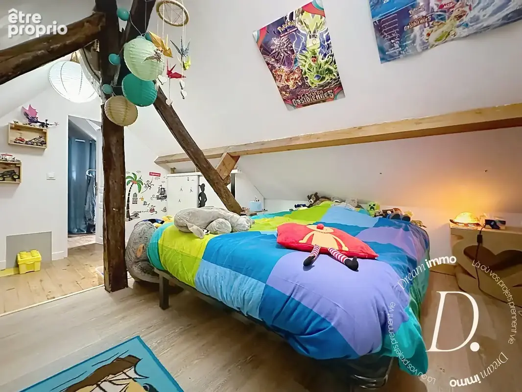 Chambre mansardée étage avec salle de bain  à côté