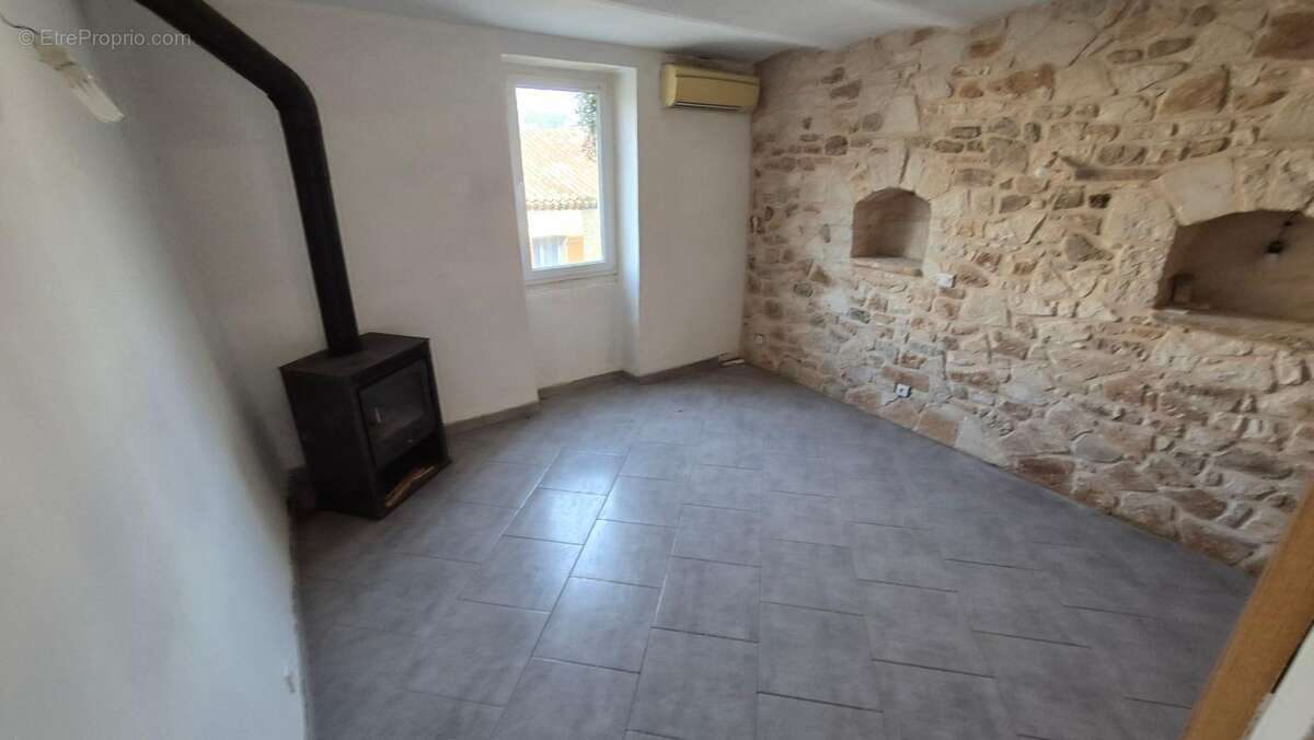 Maison à SAINT-JULIEN-DE-PEYROLAS