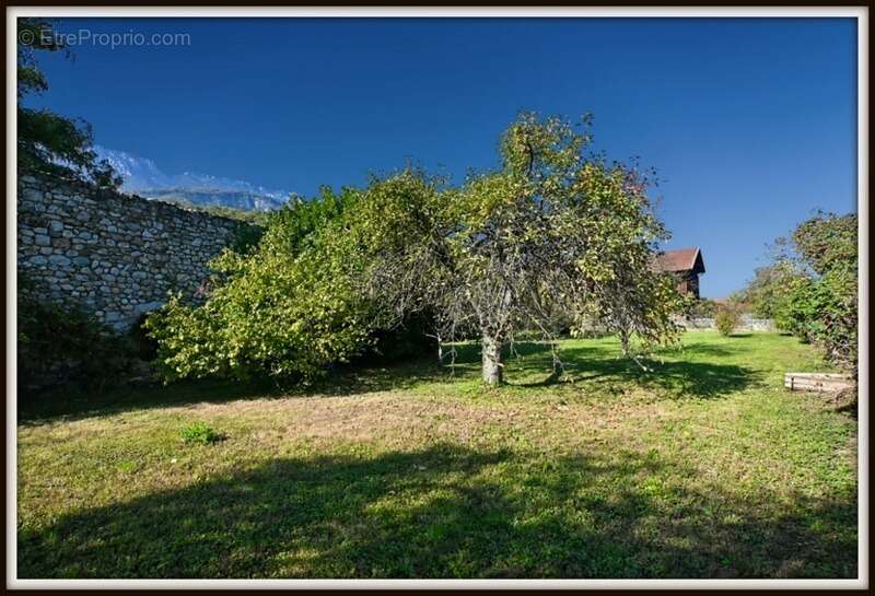 Terrain à LA BUISSIERE