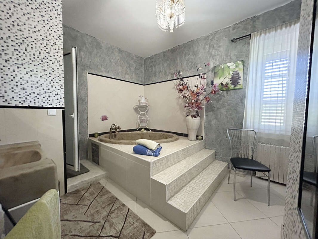 Maison à TERRASSON-LAVILLEDIEU