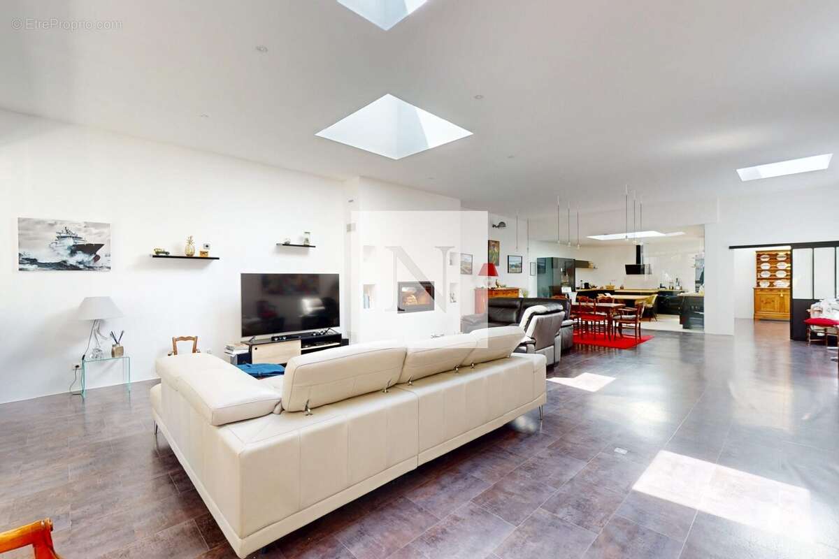 Maison 308 m² à Rochefort  - photo 5