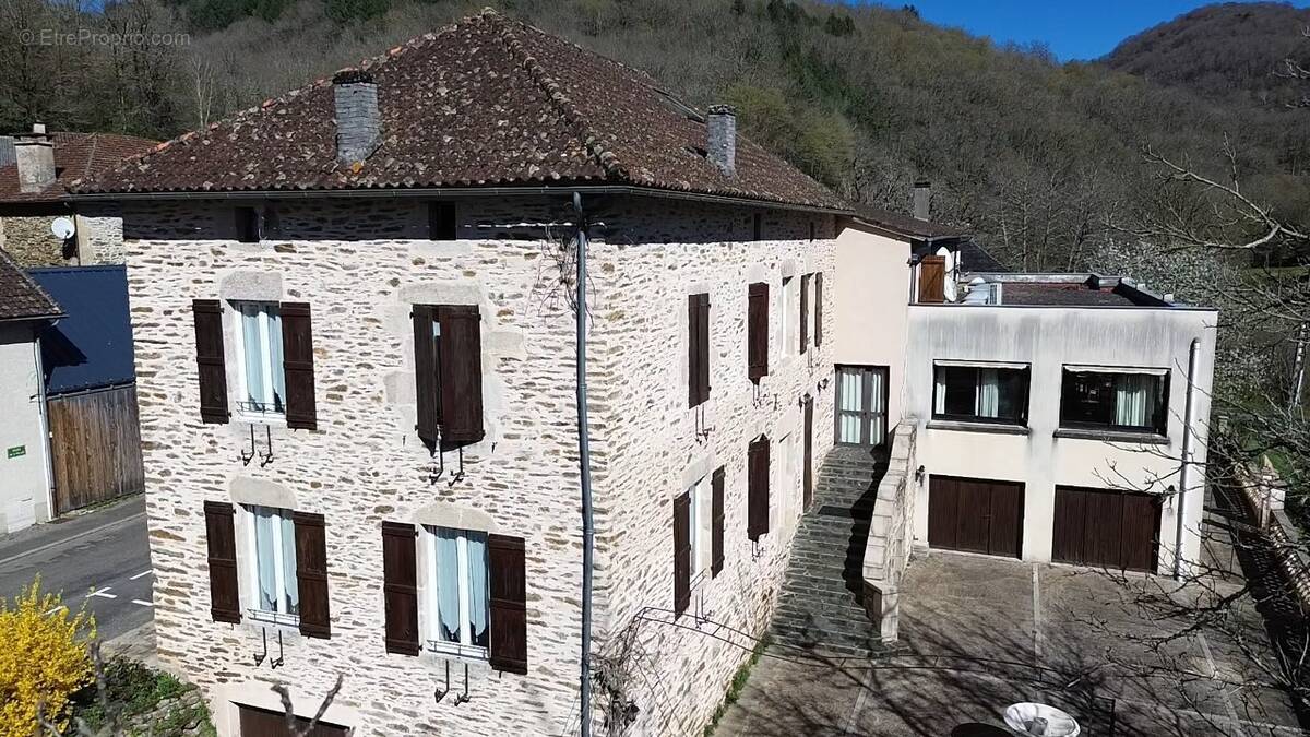 Maison à LATOUILLE-LENTILLAC
