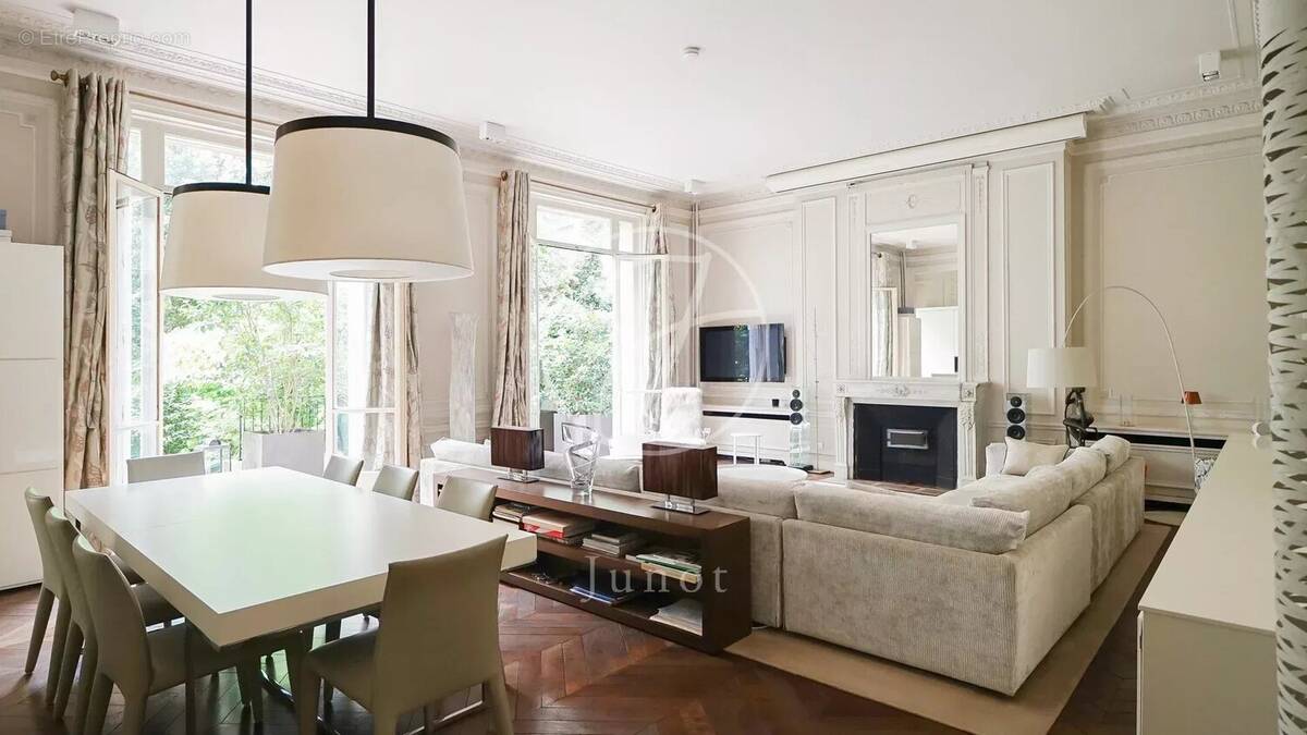 Appartement à PARIS-8E